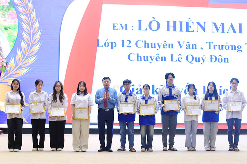 El Sr. Hoang Tho Trung - Presidente de la Federacion Provincial de Trabajo otorgo un certificado a los estudiantes. Foto: Lai Chau Portal