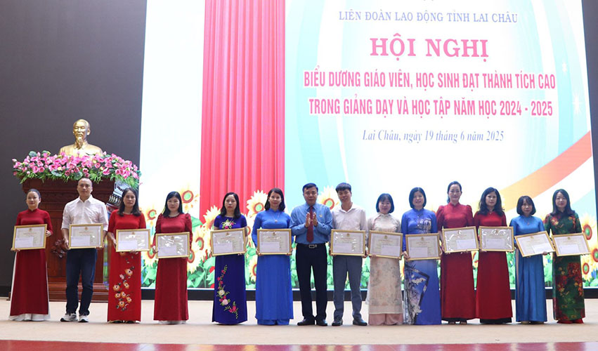 Ong Hoang Tho Trung tang Bang khen cho cac giao vien co thanh tich trong cong tac on thi cho cac em hoc sinh dat giai tai ky thi hoc sinh gioi cap Quoc gia, nam hoc 2024-2025. Anh: Cong thong tin dien tu Lai Chau