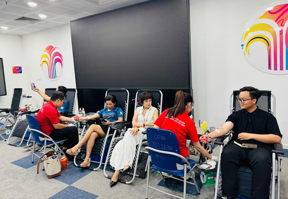 Nu Skin Vietnam staff donated blood at the Hanoi office. Photo: Provided by the enterprise