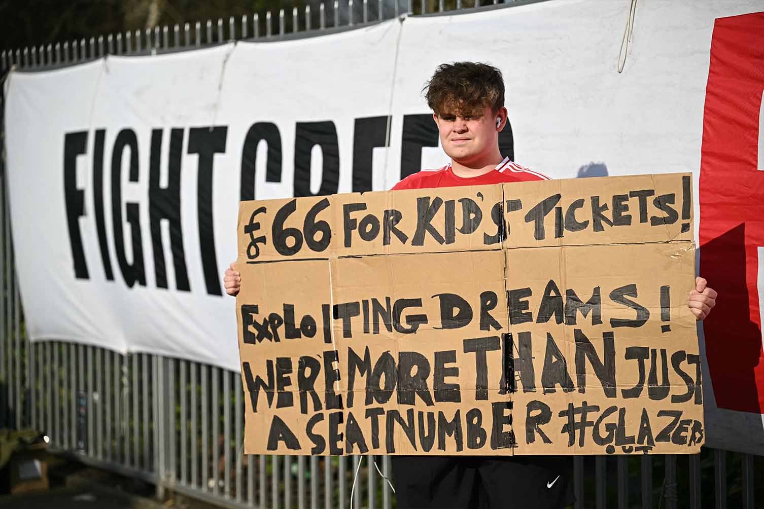 El pequeño fanatico de un hombre del United se opuso al precio del boleto aumento a 66 libras a mediados de la temporada 2024-2025. Foto: AFP