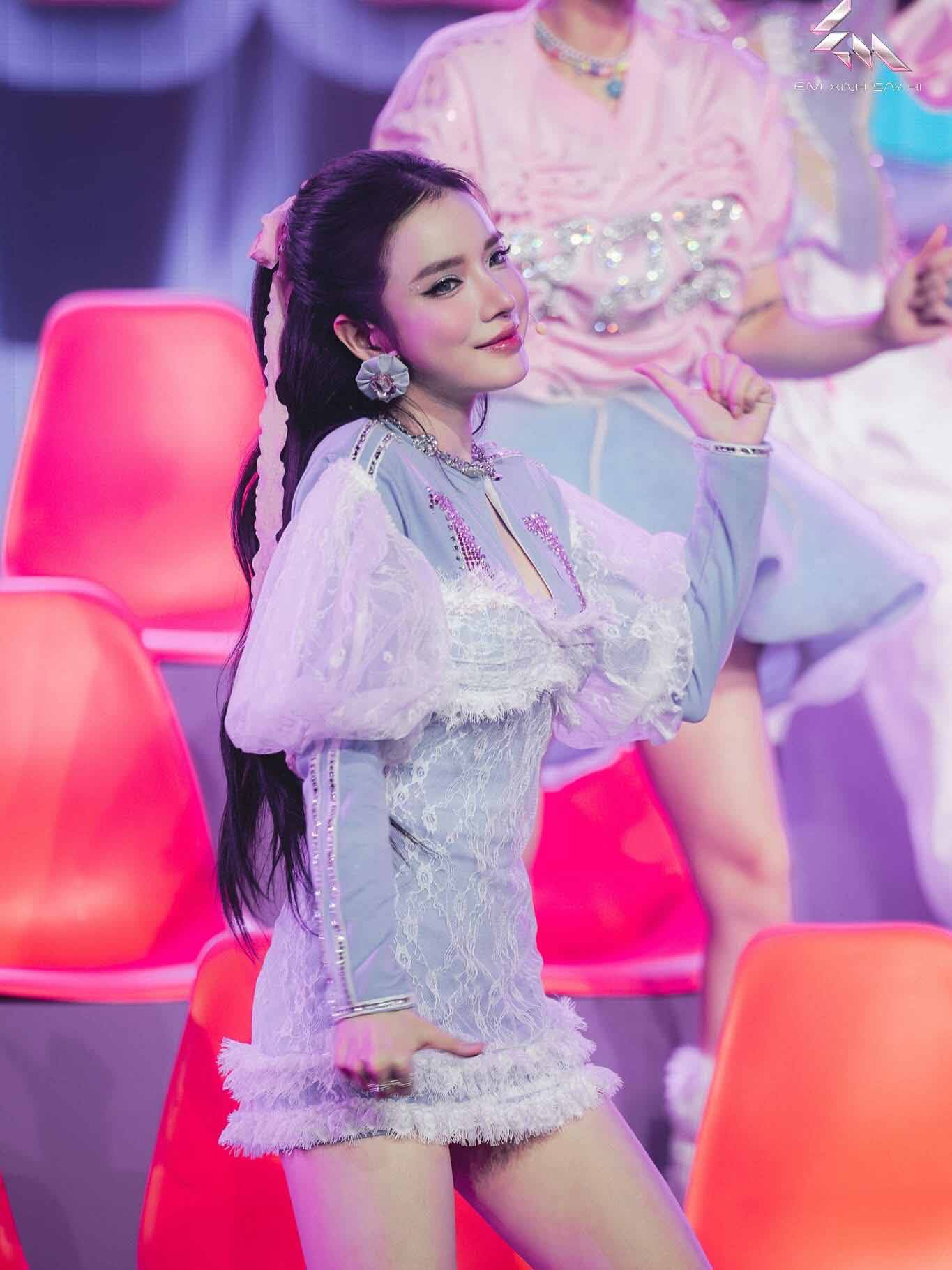 Ly Ly duoc ky vong se noi bat hon tai chang tiep theo cua chuong trinh “Em xinh say hi“. Anh: Nha san xuat.