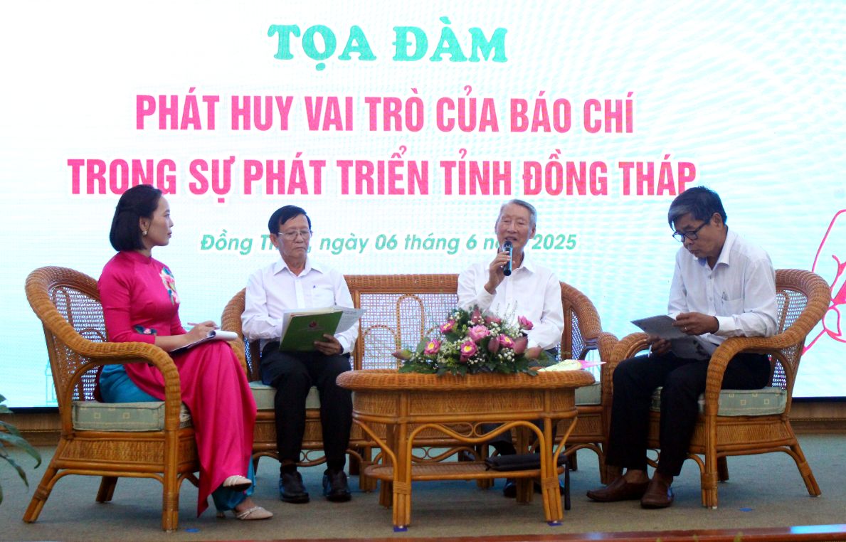 Ong Nguyen Dac Hien (thu 2 tu phai sang) phat bieu trong chuong trinh toa dam nhan ky niem 100 nam Ngay bao chi cach mang Viet Nam. Anh: Luc Tung
