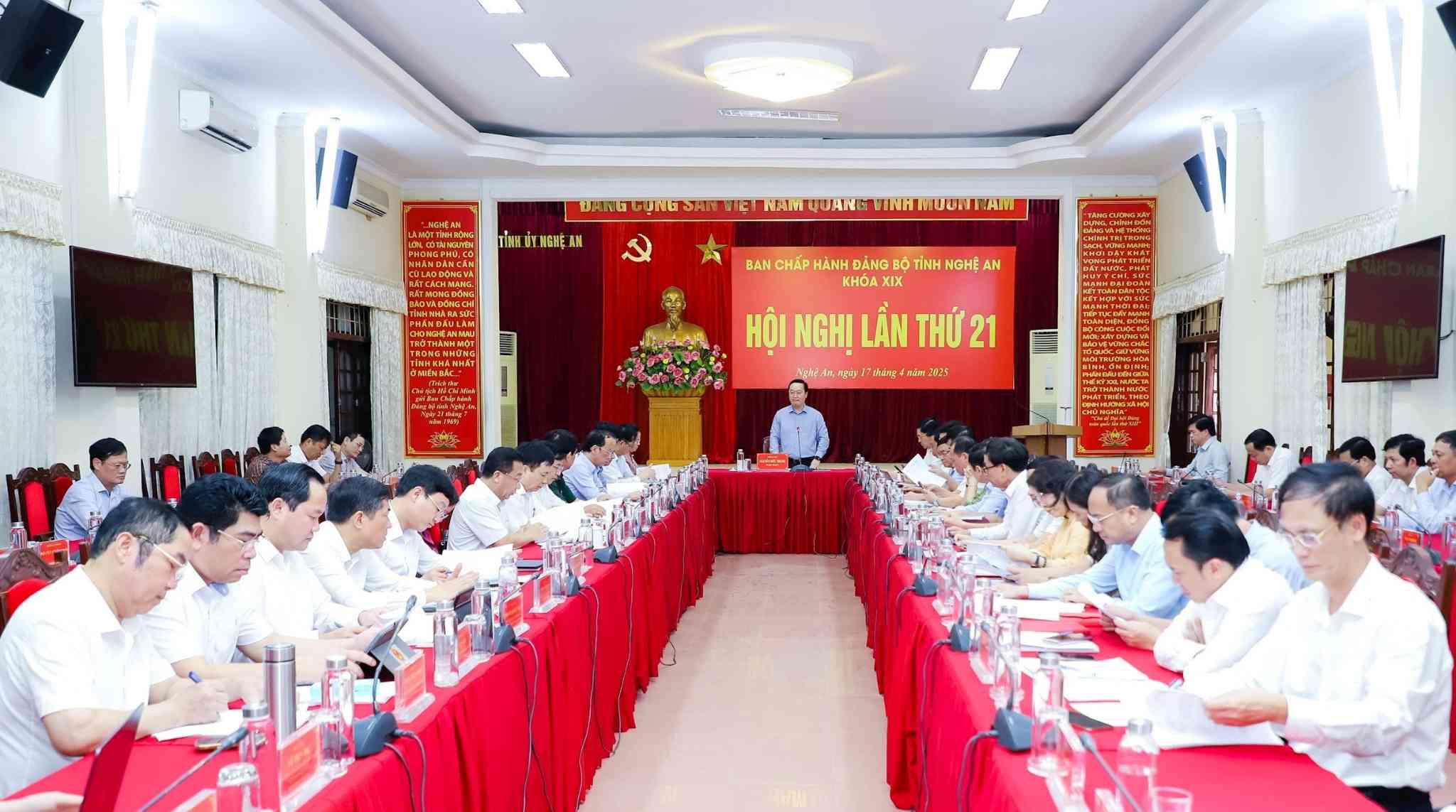Nghe, un comite del Partido Provincial decidio establecer 130 nuevos comites de partidos comunales despues de organizar unidades administrativas bajo el modelo gubernamental de 2 niveles. Foto: Pham Bang
