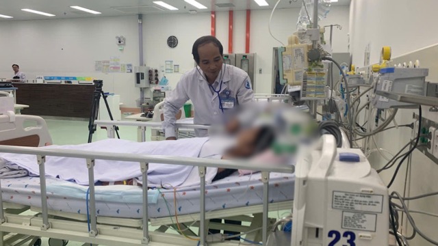 The child with dengue fever was given timely emergency care and treatment by doctors. Photo: Nguyen Ly