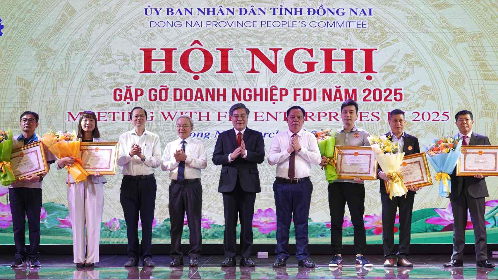 Comite Popular de Dong NAI otorgo certificados de merito a 5 empresas de IED con logros sobresalientes en la Conferencia de Reuniones de la IED en 2025. Foto: HAC HAC