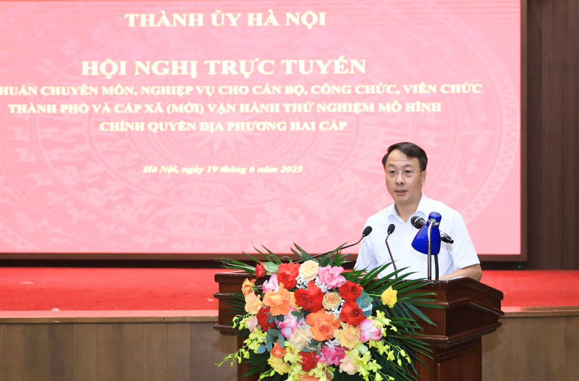 Giam doc So Noi vu Ha Noi Tran Dinh Canh thong tin tai cuoc hop. Anh: Quang Thai
