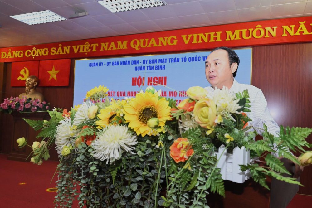 Dong chi Bi thu Quan uy Le Hoang Ha xuc dong on lai hanh trinh phat trien day no luc cua quan Tan Binh (TPHCM), san sang giai doan moi voi 6 phuong sap nhap tu 1.7. Anh: Minh Tam