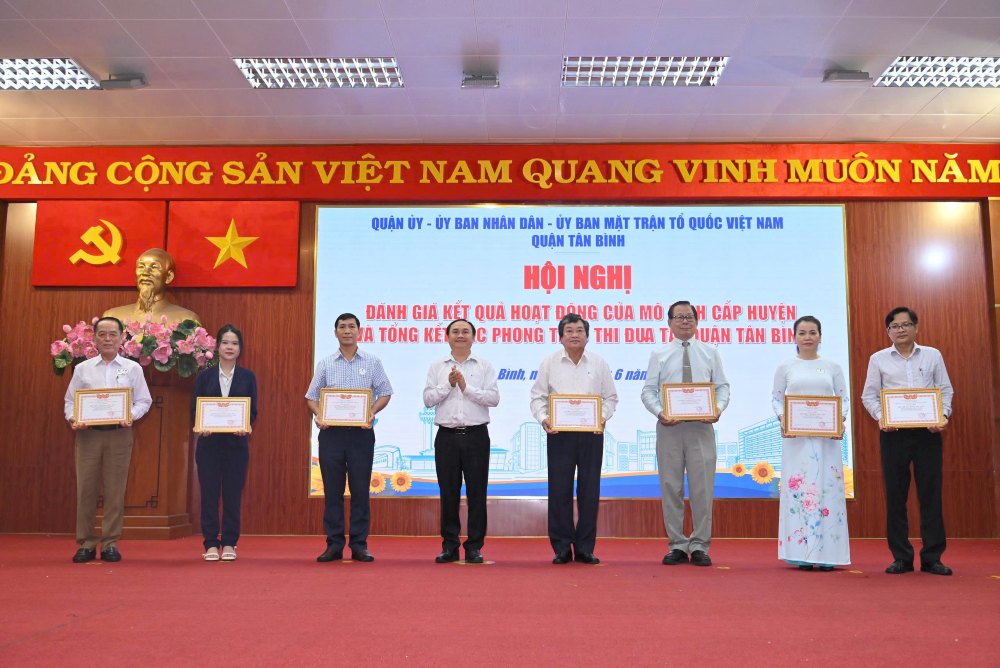 Lanh dao quan Tan Binh khen thuong cac tap the, ca nhan da co thanh tich dong gop cho cong tac xay dung va phat trien quan. Anh: Minh Tam