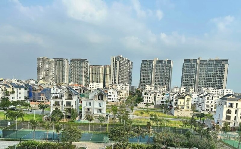 The supply of the real estate market is gradually improving but it is still difficult to reduce housing prices. Photo: Bao Chuong
