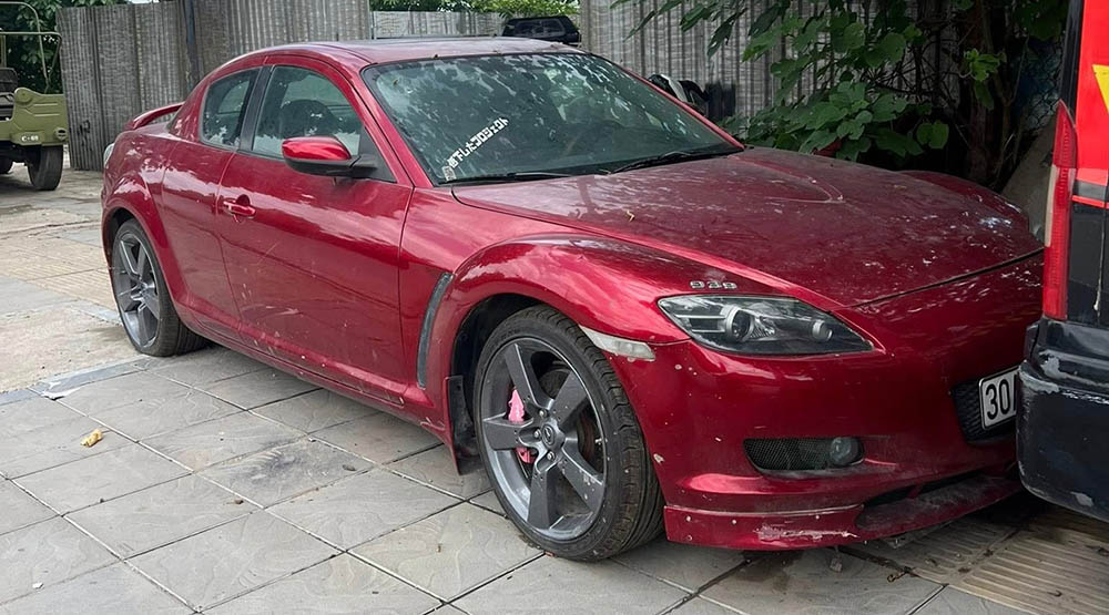 Xe JDM Mazda RX-8 màu đỏ hiếm gây chú ý khi xuất hiện ở Hà Nội. Ảnh: Phạm Việt Đức