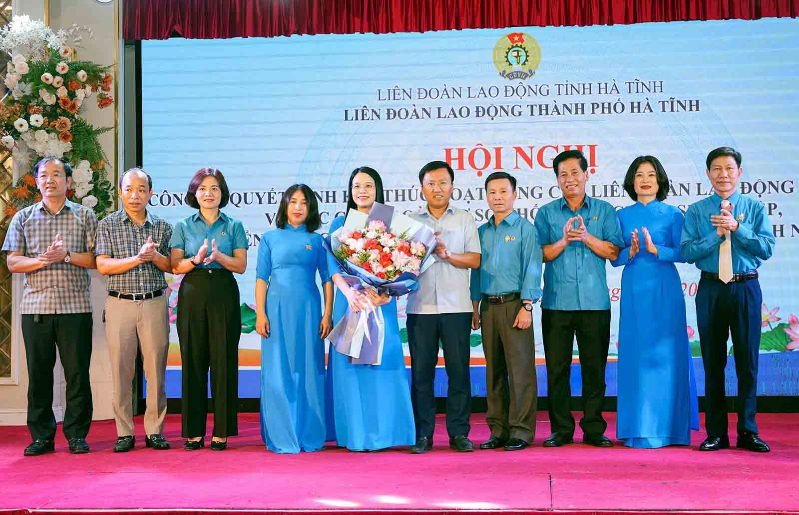 The conference announced the end of the operation of the Ha Tinh City Labor Federation, transferring the grassroots trade union of the enterprise sector under the Ha Tinh Provincial Labor Federation to manage. Photo: Dinh Viet.