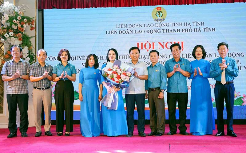 The conference announced the end of the operation of the Ha Tinh City Labor Federation, transferring the grassroots trade union of the enterprise sector under the Ha Tinh Provincial Labor Federation to manage. Photo: Dinh Viet.