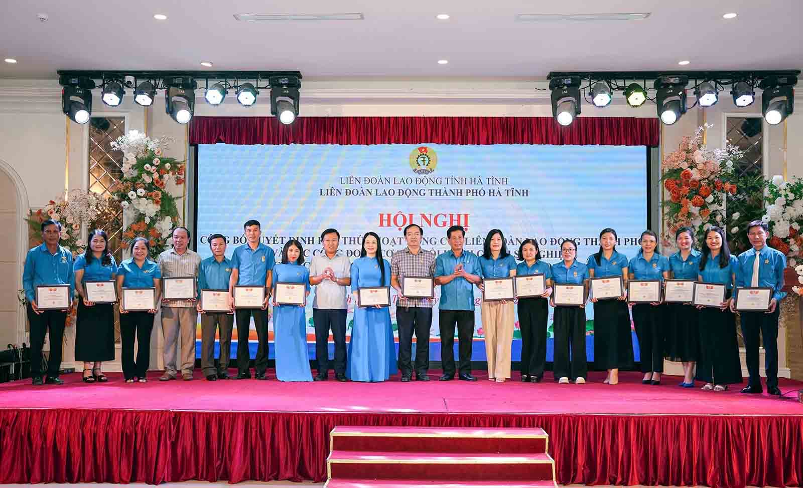 Trao ki niem chuong vi su nghiep cong doan cho cac ca nhan. Anh: Dinh Viet.