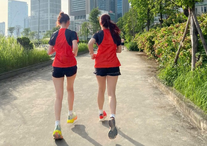 Trotar con amigos ayudara a fortalecer el entrenamiento de manera efectiva y mejorar mejor mental. Foto: Dao Huyen