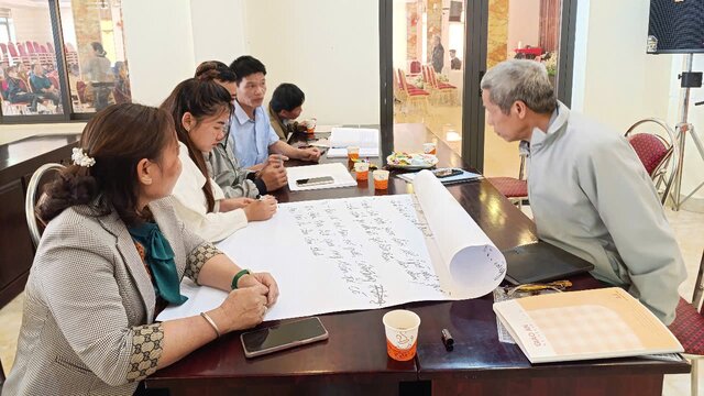 Prestigious people in Yen Nghiep commune (Lac Son district) actively participate in discussions and develop legal propaganda content suitable for people's lives. Photo: Provided by the unit
