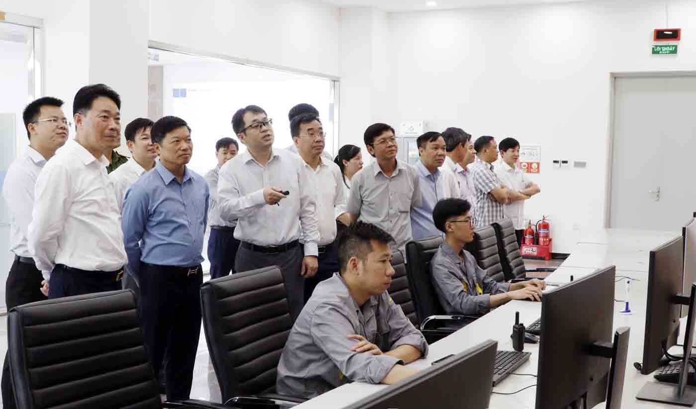 Permanent Vice Chairman of the People's Committee of Bac Ninh province Dao Quang Khai (2nd from left) visited the operation center of Luong Tai waste-to-energy plant. Photo: Bac Ninh Portal