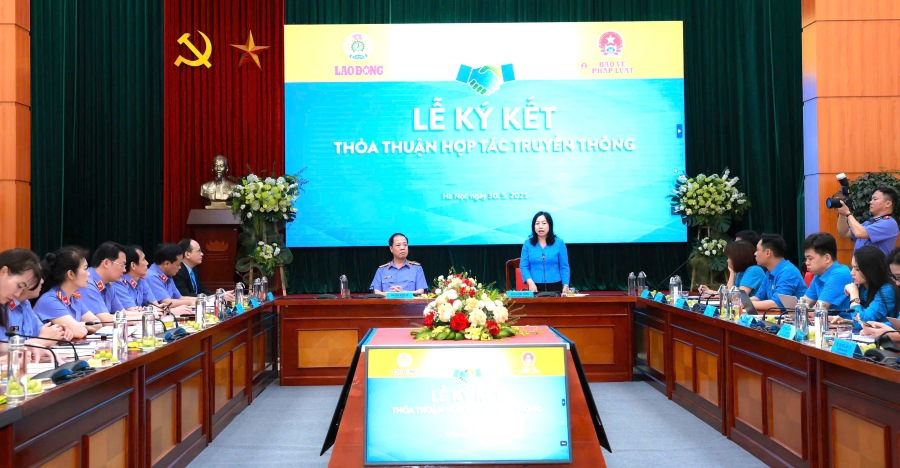 Permanent Vice President of the Vietnam General Confederation of Labor Thai Thu Xuong spoke at the signing ceremony of a communication cooperation agreement between Lao Dong Newspaper and Law Protection Newspaper, on May 30, 2025. Photo: Hai Nguyen