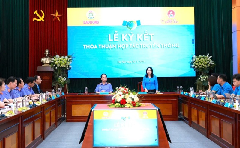 Permanent Vice President of the Vietnam General Confederation of Labor Thai Thu Xuong spoke at the signing ceremony of a communication cooperation agreement between Lao Dong Newspaper and Law Protection Newspaper, on May 30, 2025. Photo: Hai Nguyen