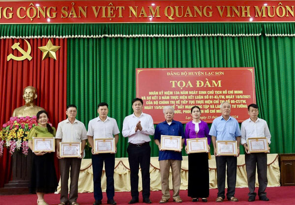 El Sr. Bui Van Ho, una persona prestigiosa en Than Voi Village (2a desde la derecha) es una de las 7 personas otorgadas certificados de merito por el Comite del Partido del Distrito de Lac Son para los logros sobresalientes en la implementacion de la conclusion No. 01-KL/TW del Politburo. Foto: Bui Minh