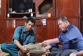 Nghe nhan Uu tu Bui Huy Vong ( ben phai), nguoi co uy tin o xom Bung Coi, xa Huong Nhuong (Lac Son) tuyen truyen phap luat den nguoi dan tren dia ban. Anh: Bui Minh