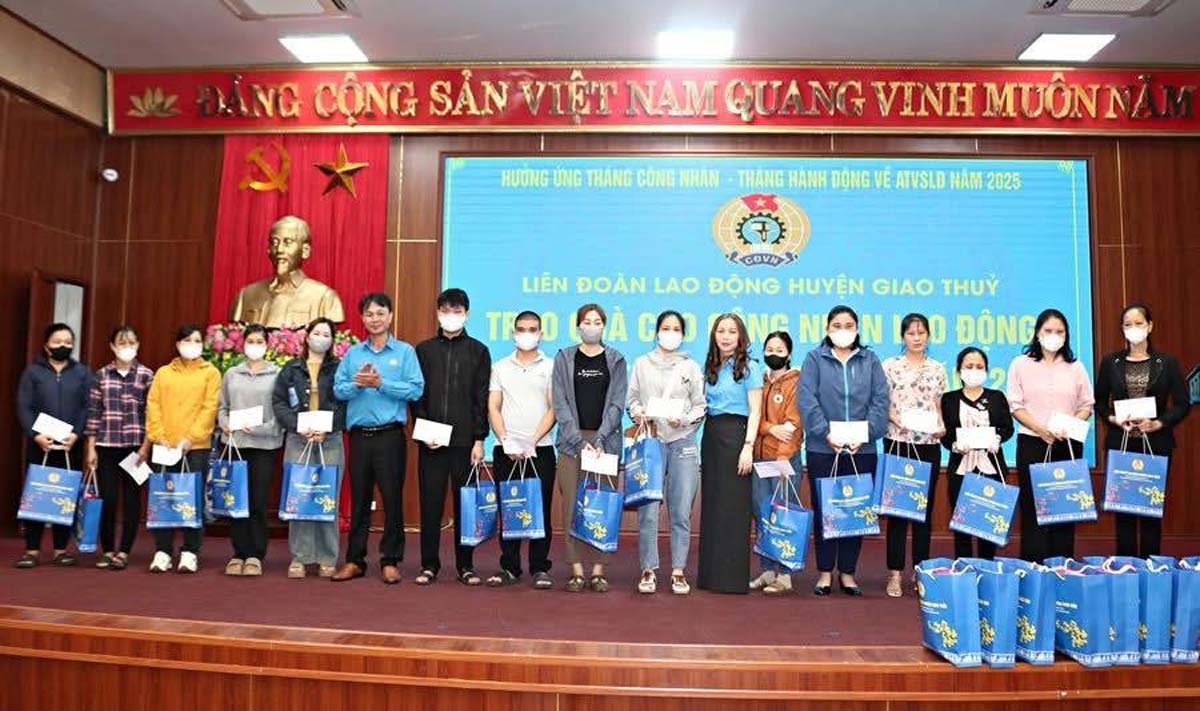 Giao Thuy District Labor Federation (Nam Dinh Province) presents gifts to workers. Photo: Giao Thuy District Labor Federation