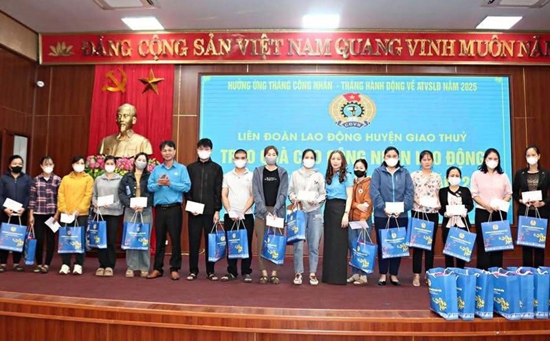 Giao Thuy District Labor Federation (Nam Dinh Province) presents gifts to workers. Photo: Giao Thuy District Labor Federation