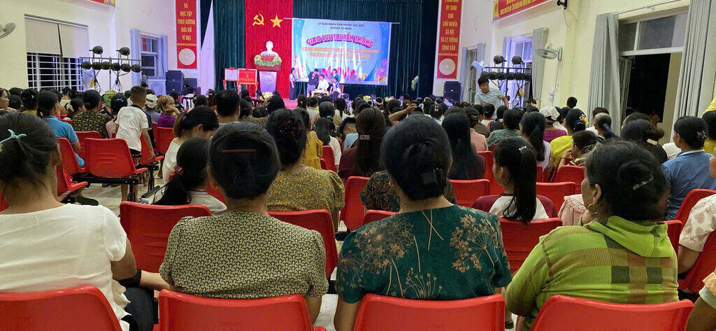 Tuyen truyen nham giam thieu nan tao hon va hon nhan can huyet thong trong vung dong bao dan toc thieu so tai xa Yen Phu (Lac Son). Anh: Thu Hang