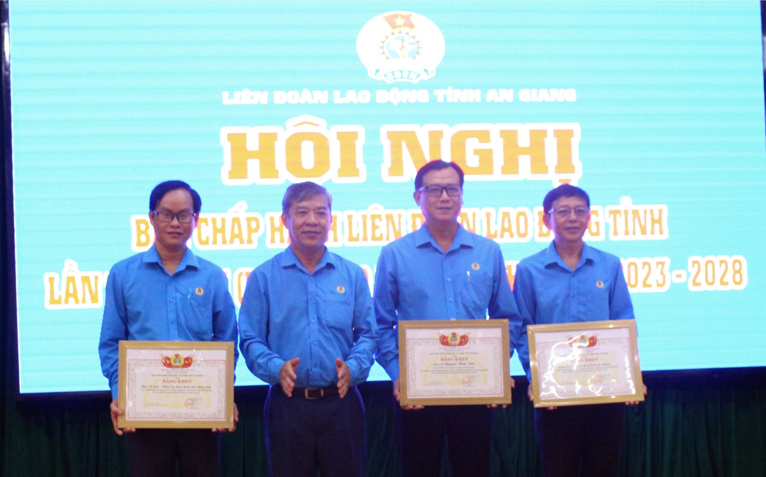 Pho Chu tich Thuong truc LDLD tinh An Giang Nguyen Huu Giang tang Bang khen LDLD tinh cho tap the ca nhan co thanh tich xuat sac trong phat trien doan vien thanh lap CDCS 6 thang dau nam 2025. Anh: Thanh Mai