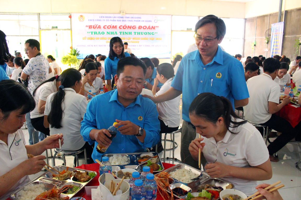 To chuc Cong doan phoi hop to chuc “Bua com Cong doan” tai doanh nghiep nam tren dia ban huyen Cho Moi. Anh: Thanh Mai