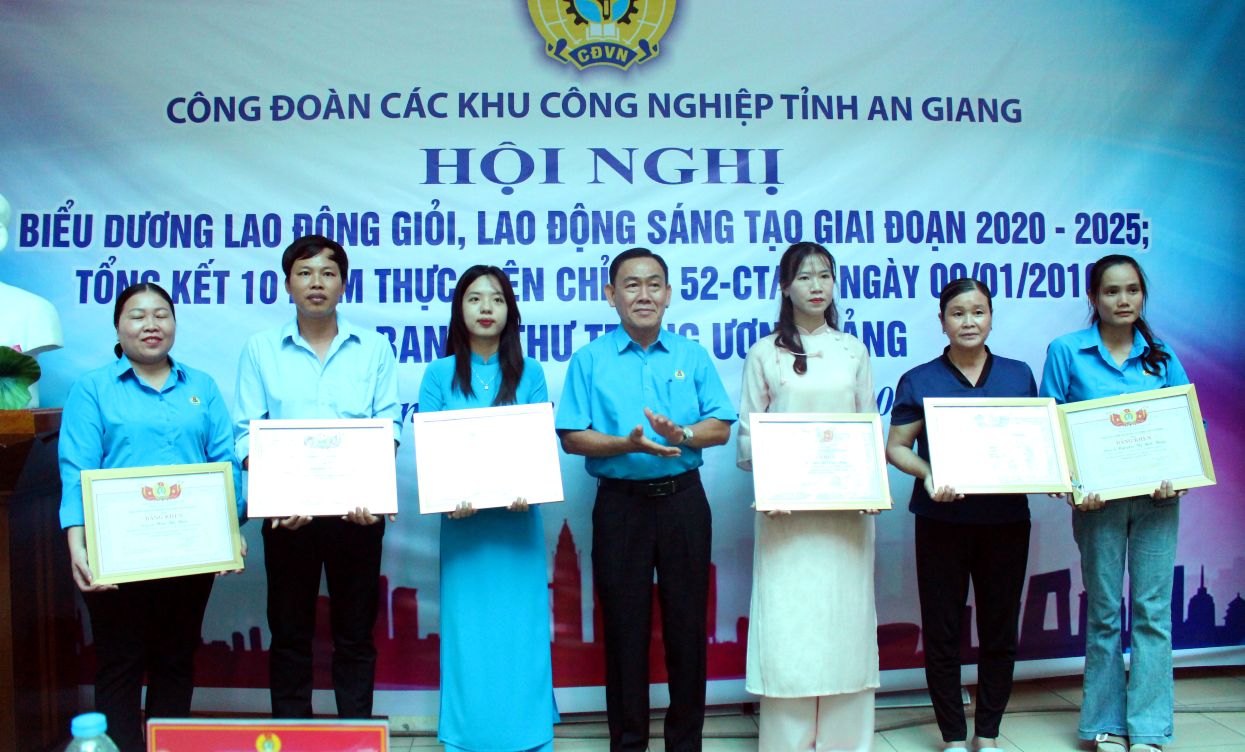 Chu tich LDLD tinh An Giang Chau Van Ly trao thuong cho doan vien, cong nhan lao dong co thanh tich xuat sac trong phong trao lao dong sang tao... Anh: Thanh Mai