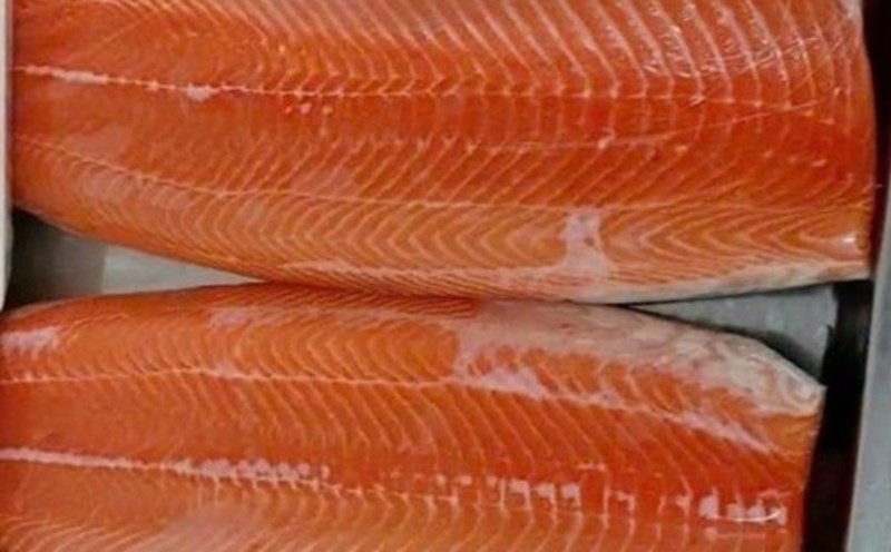 Salmon with grapefruit can be a good salad for people with diabetes. Photo: Kieu Vu.