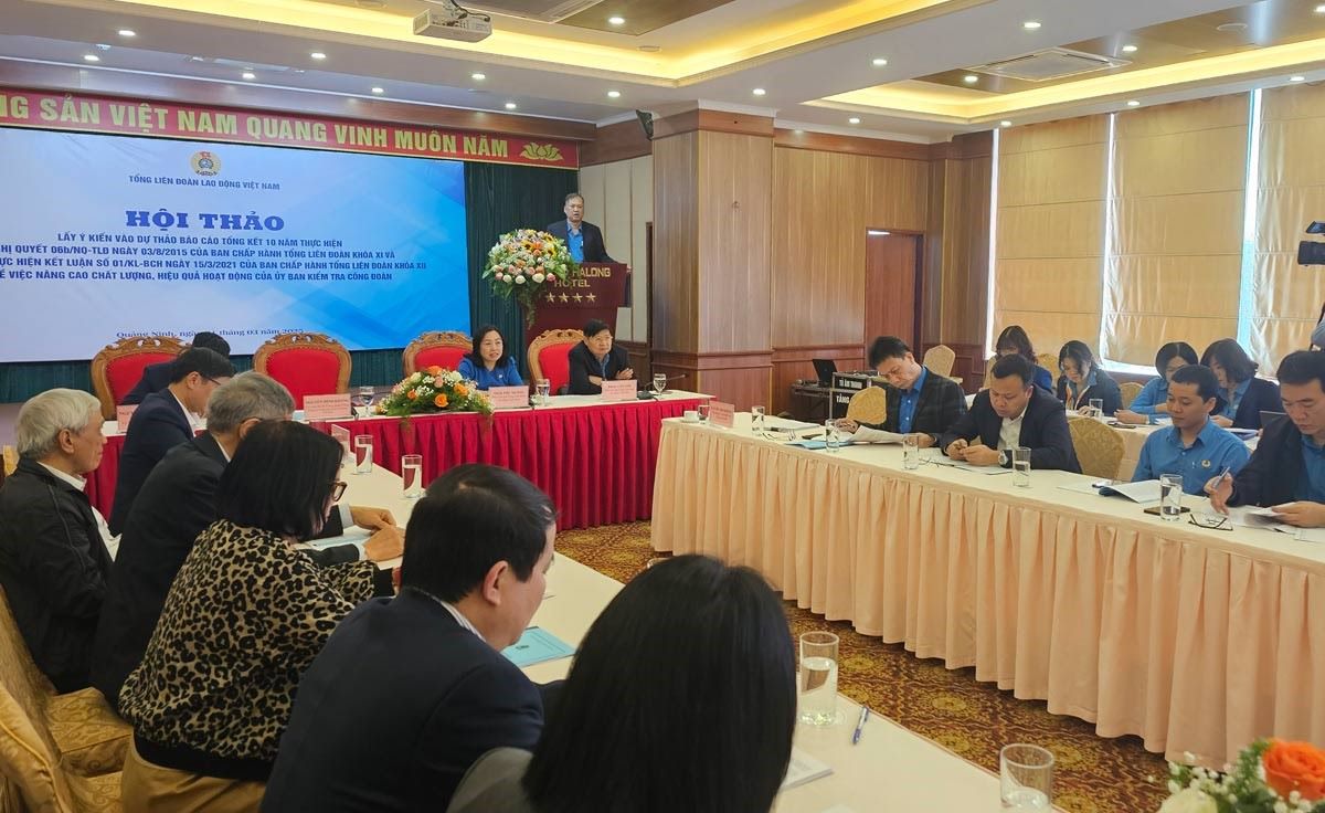On the afternoon of March 21, in Quang Ninh province, the Vietnam General Confederation of Labor held a workshop to collect opinions on the draft report summarizing 10 years of implementing the Resolution on improving the quality and efficiency of trade union inspection committees (Resolution 06b). Photo: Doan Hung