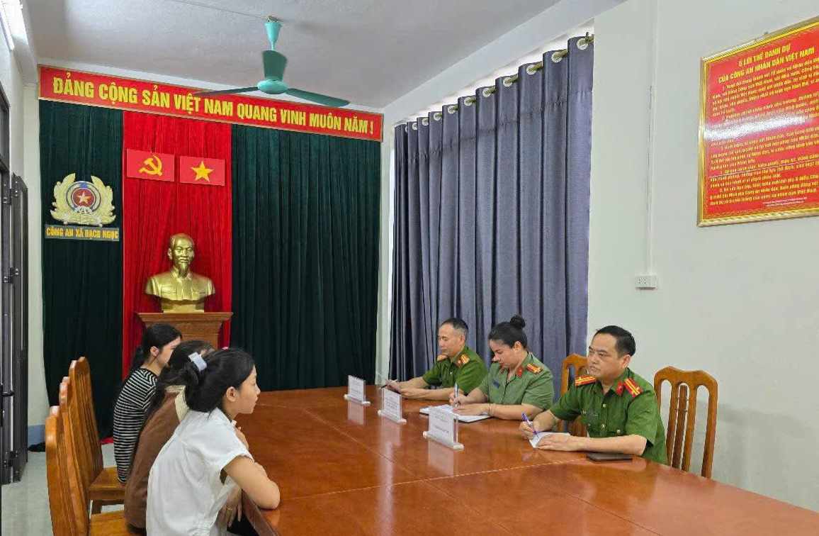 Ha Giang verifico a los concursantes de habilidades de lenguaje etnico para el departamento de policia. Foto: La policia de Ha Giang