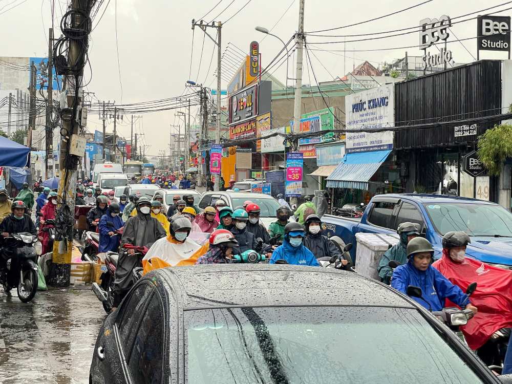 “Combo” ngap nuoc va ket xe moi khi mua tren duong To Ngoc Van khien nguoi di duong am anh. Ảnh: Anh Tu
