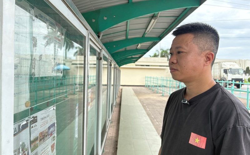 At the age of 43, Mr. Nguyen Dinh Trong has difficulty finding a job, even though he is willing to work directly in the factory. Photo: Bao Han