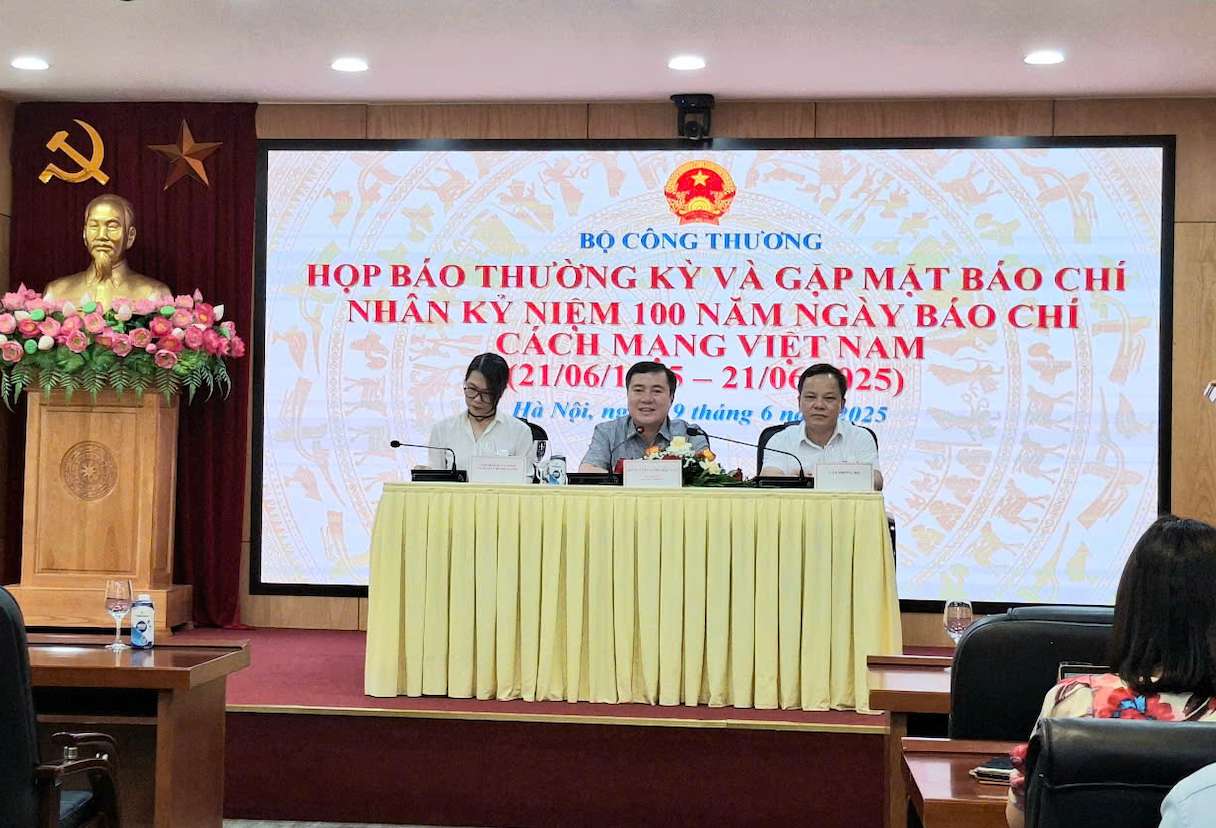 Buoi hop bao thuong ky cua Bo Cong Thuong to chuc chieu ngay 19.6. Anh: Thach Lam