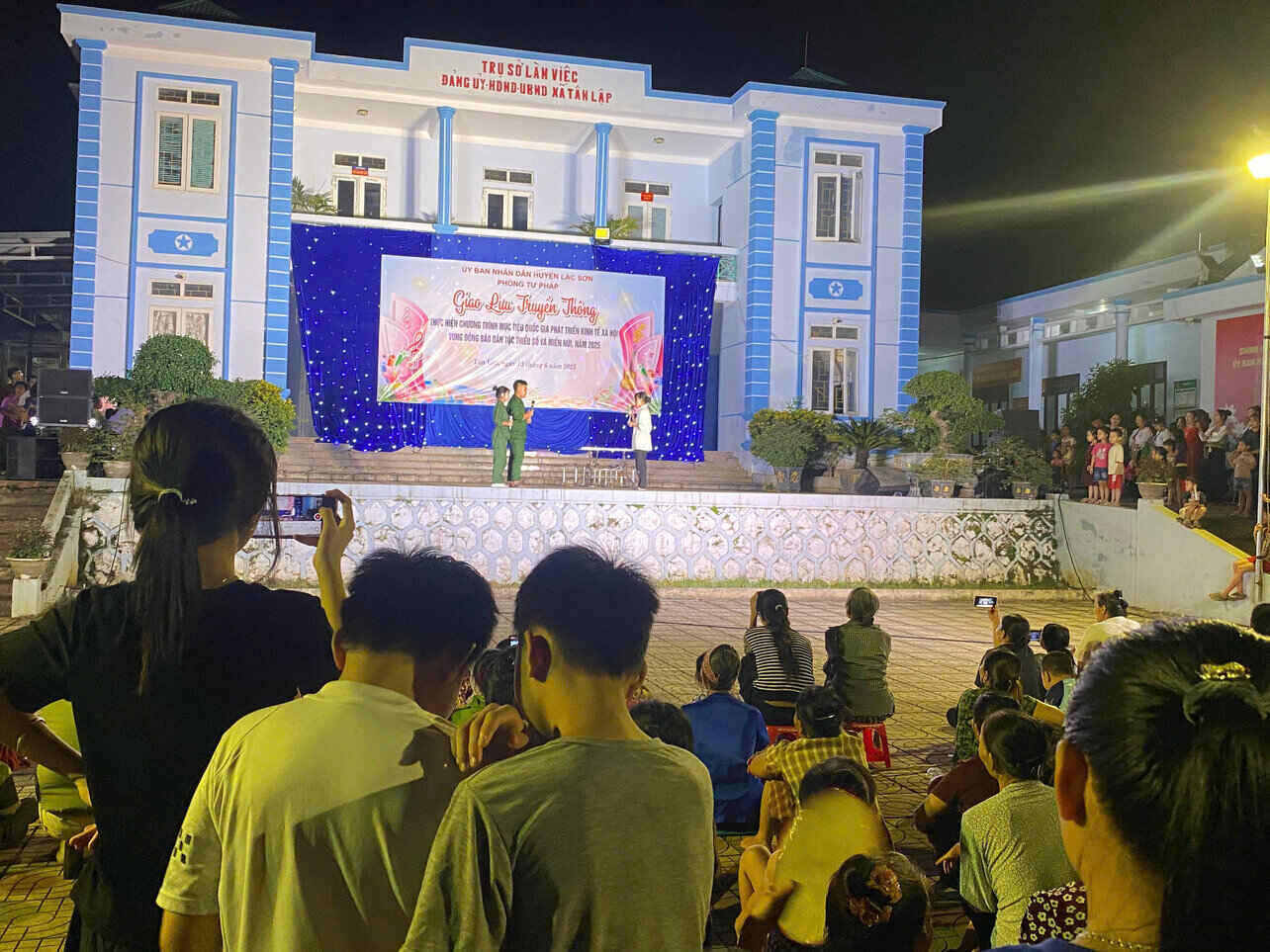 El intercambio de comunicacion tiene como objetivo difundir la ley, integrar la propaganda de la ley sobre prevencion de drogas en la comuna de la vuelta bronceada (Lac Son). Foto: Proveedor
