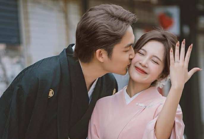 Dien vien Dinh Tu dang anh chup cung Ngoc Huyen. Anh: Nhan vat cung cap
