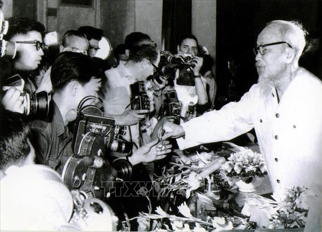 President Ho Chi Minh met with reporters from domestic and foreign press agencies in Hanoi, May 68. Photo: VNA documents
