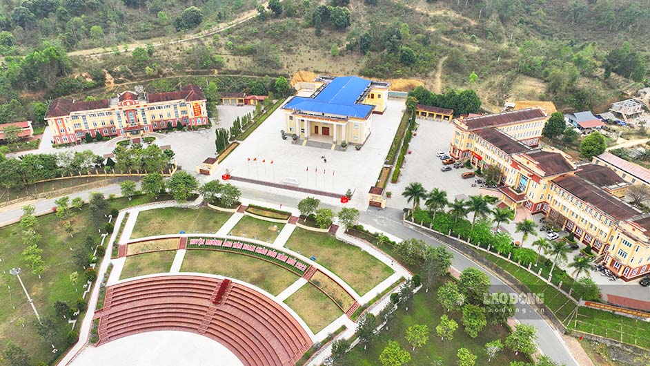 Trung tam hanh chinh huyen Muong Ang, tinh Dien Bien. Anh: Quang Dat
