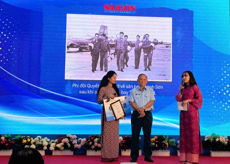 El comite organizador otorgo al concursante para ganar el primer premio en el concurso de brillo de valor vietnamita en 2023-2025. Foto: NGOC LE