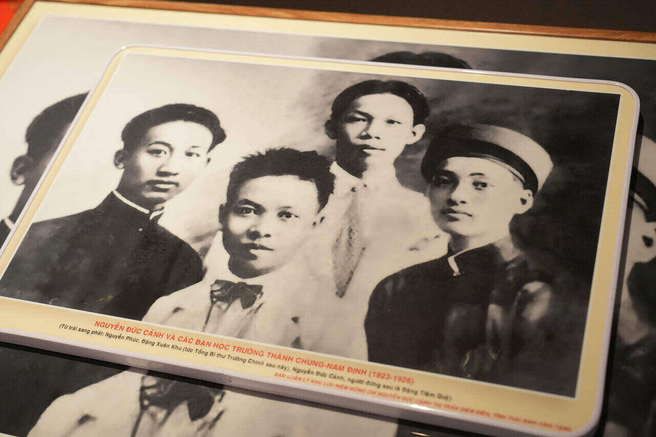 Nguyen Duc Canh va cac ban hoc truong Thanh Chung - Nam Dinh (1923-1926). Tu trai qua la Nguyen Phuc, Dang Xuan Khu (sau nay la Tong Bi thu Truong Chinh), Nguyen Duc Canh, Dang Tiem Quy (dung sau).
