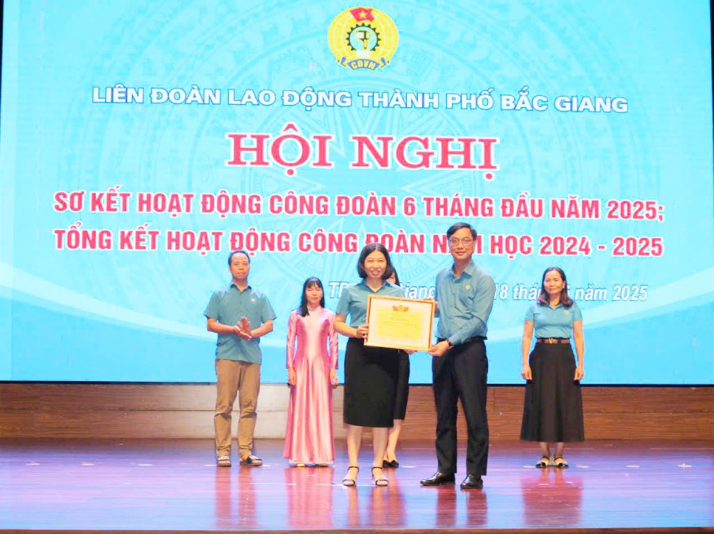 Permanent Vice President of the Provincial Federation of Labor Nguyen Manh Hung presented certificates of merit to individuals. Photo: Bac Giang City Labor Federation