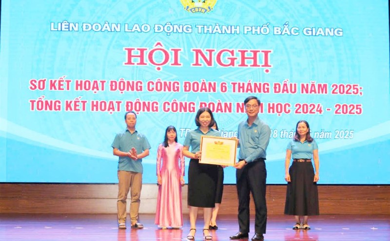 Permanent Vice President of the Provincial Federation of Labor Nguyen Manh Hung presented certificates of merit to individuals. Photo: Bac Giang City Labor Federation
