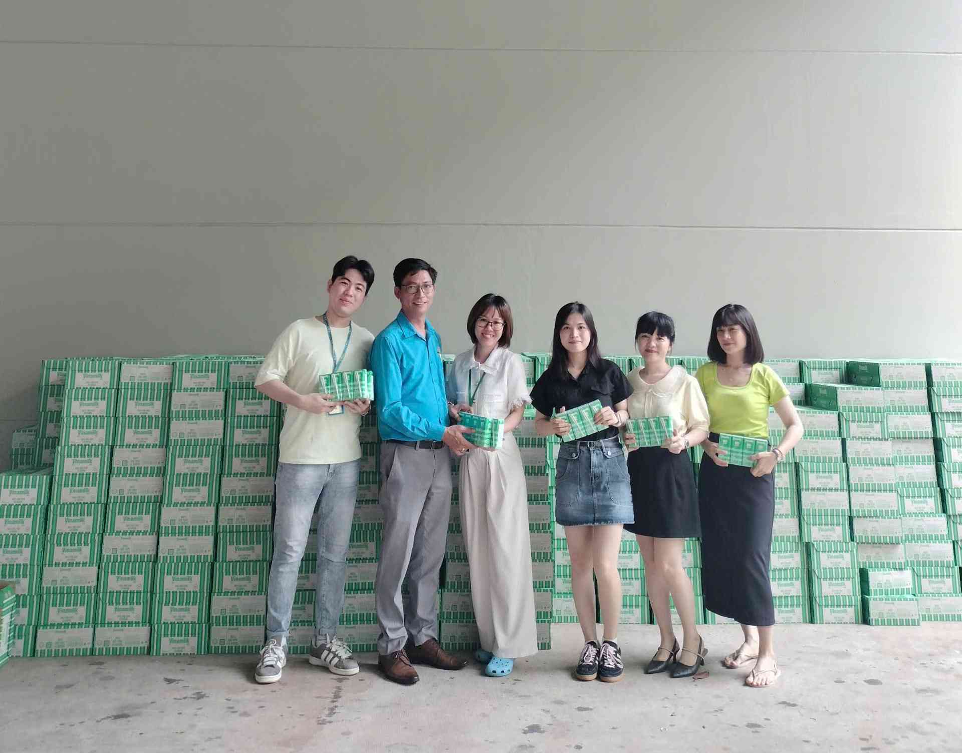 The Trade Union of Shyang Hung Cheng Company Limited organized a milk donation event for 7,182 union members and workers. Photo: Provided by the BD Labor Federation