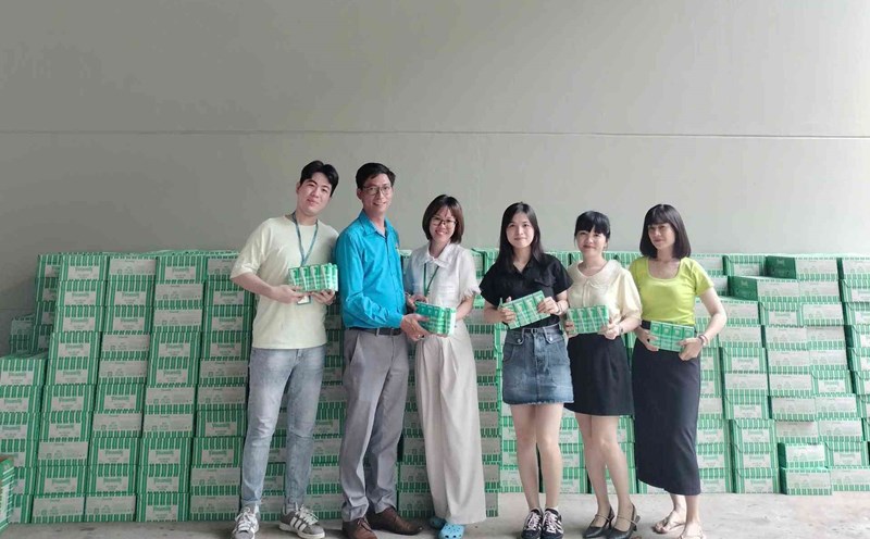The Trade Union of Shyang Hung Cheng Company Limited organized a milk donation event for 7,182 union members and workers. Photo: Provided by the BD Labor Federation