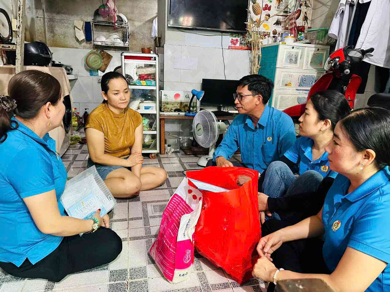 CDCS Cong ty TNHH Shyang Hung Cheng tham va tang qua cho cong nhan lao dong kho khan. Anh: LDLD BD cung cap