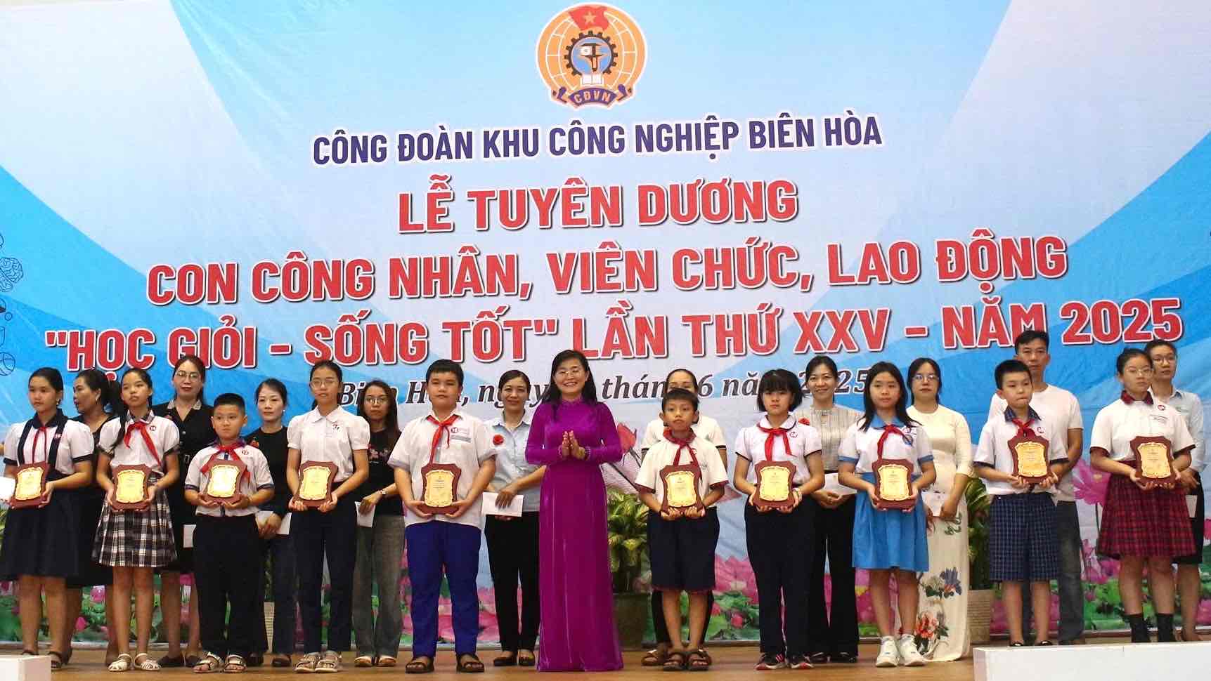 Bien Hoa Industrial Park Trade Union honors 135 children of workers, civil servants, and laborers who are good at studying and living well. Photo: HAC