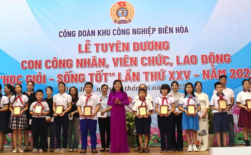 Bien Hoa Industrial Park Trade Union honors 135 children of workers, civil servants, and laborers who are good at studying and living well. Photo: HAC