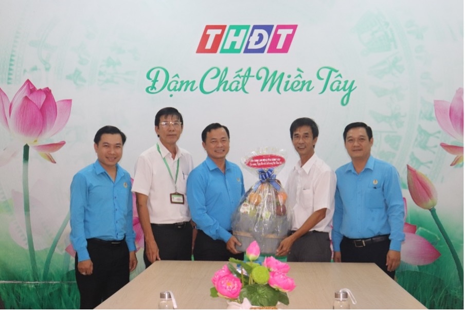 LDLD tinh Dong Thap tham va chuc mung Bao va Dai Phat thanh - Truyen hinh Dong Thap. Anh: Luu Hung.